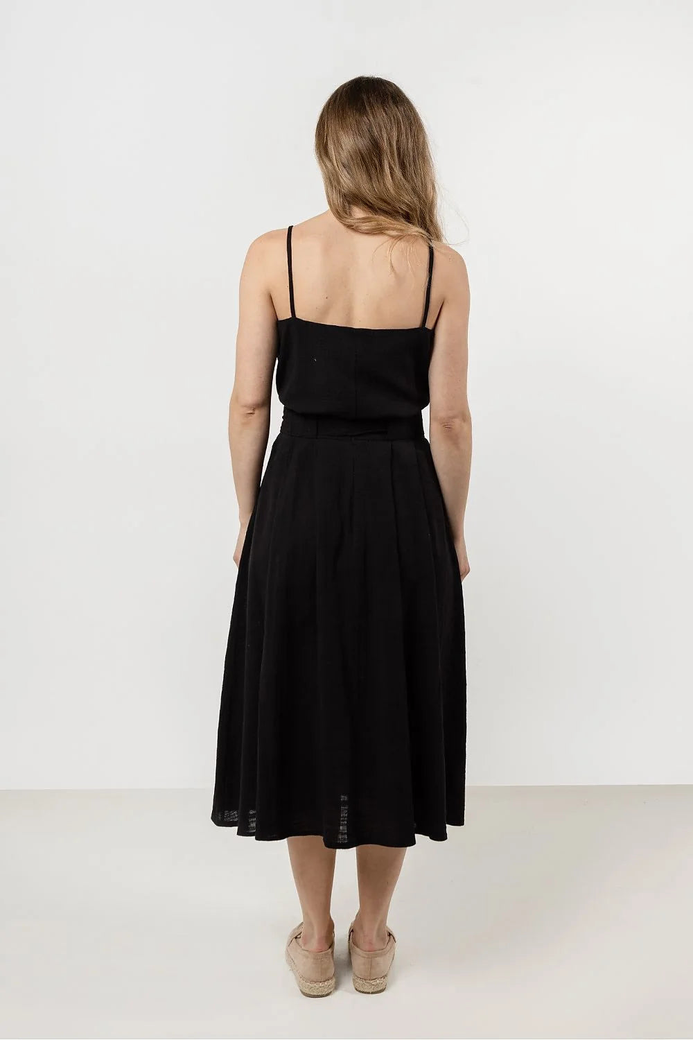 Top awama minimaliste en coton 100% noir bretelles fines coupe ajustée pour femmes