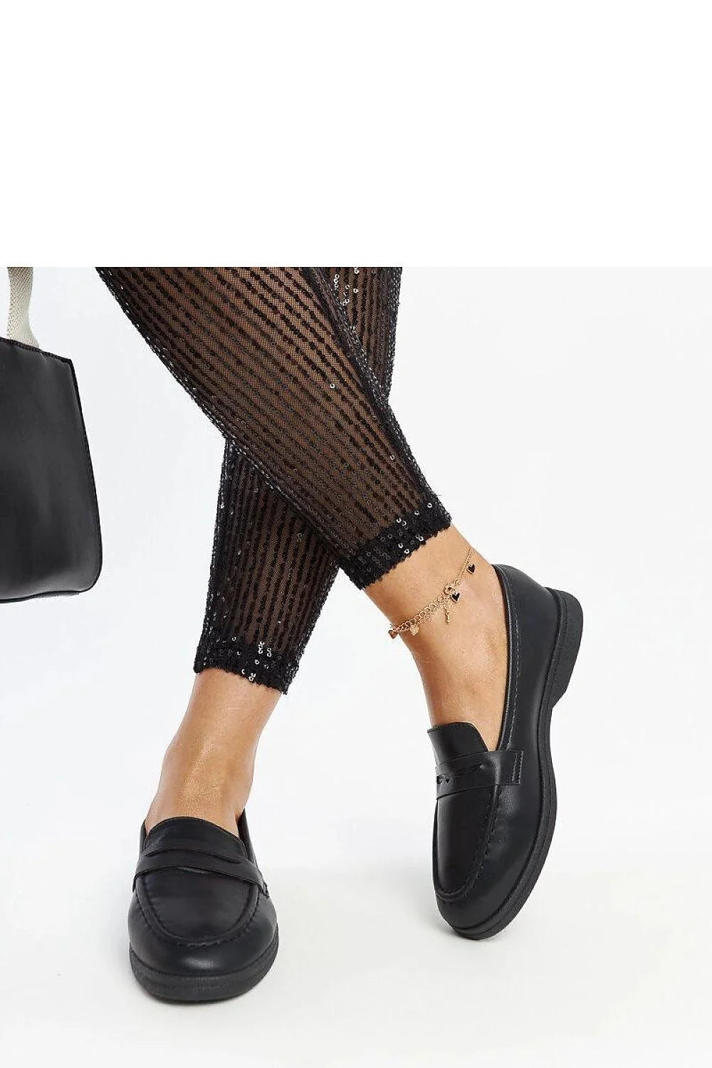 mocassins femme cuir noir élégant confortable classique bout amande semelle caoutchouc plat talon bas coutures apparentes empeigne patte enfiler polyvalent