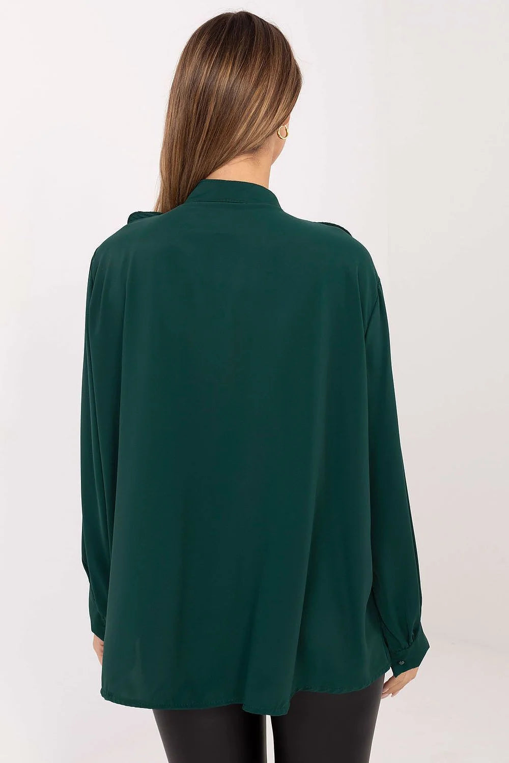 chemise femme manches longues bouffantes vert émeraude jabot plissé volants cascade tissu fluide satiné col montant nœud boutonnage poignets boutonnés