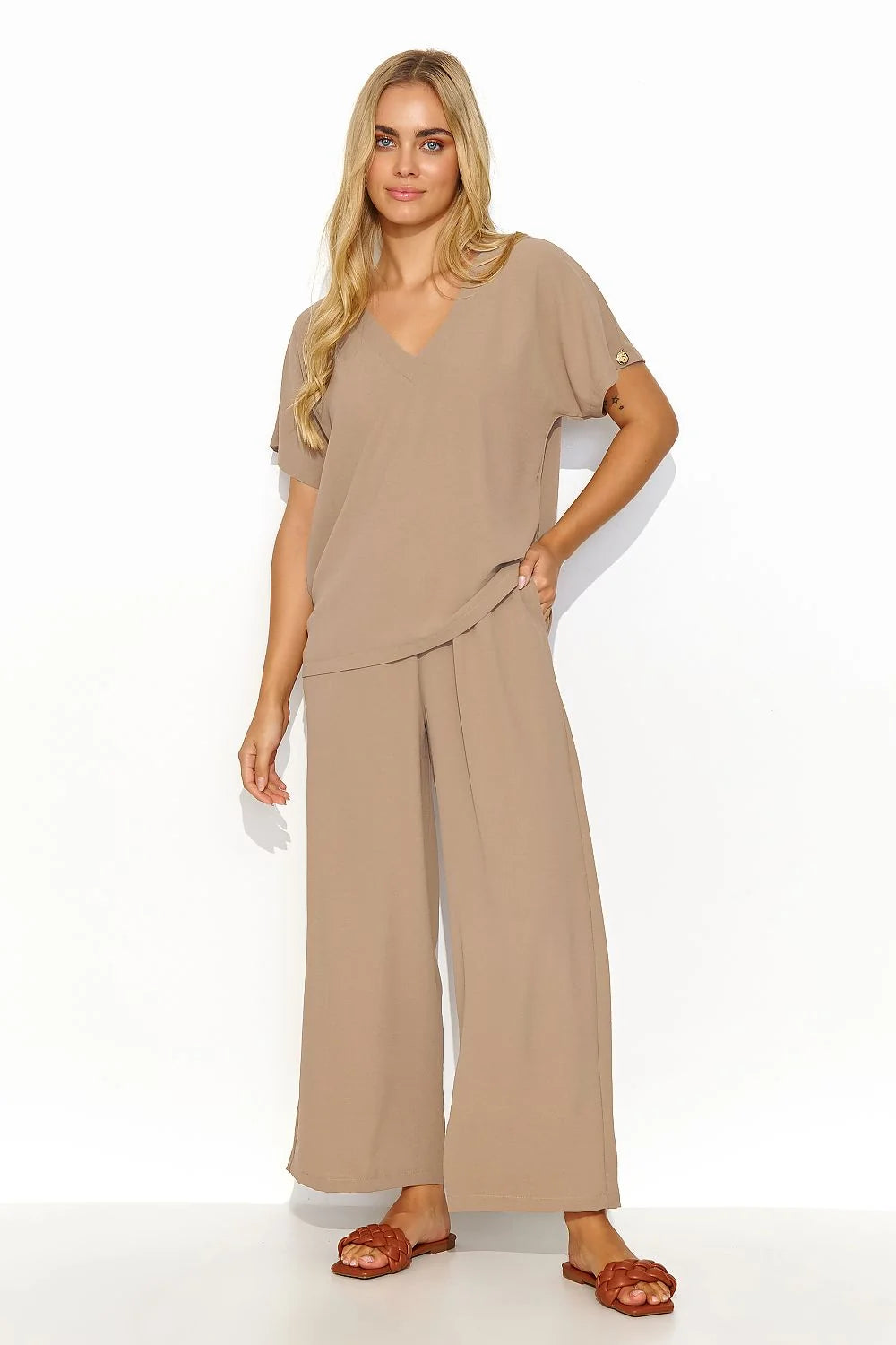 Ensemble pour femmes Makadamia élégant moderne beige neutre V-neck manches courtes pantalon large高 waist élastique