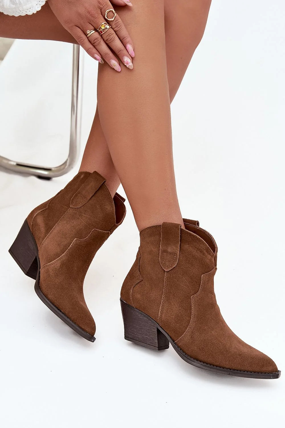 bottines femme daim naturel marron style western cheville bout pointu talon biseauté empilé stable doublure fourrure surpiqûres semelle robuste casualchic