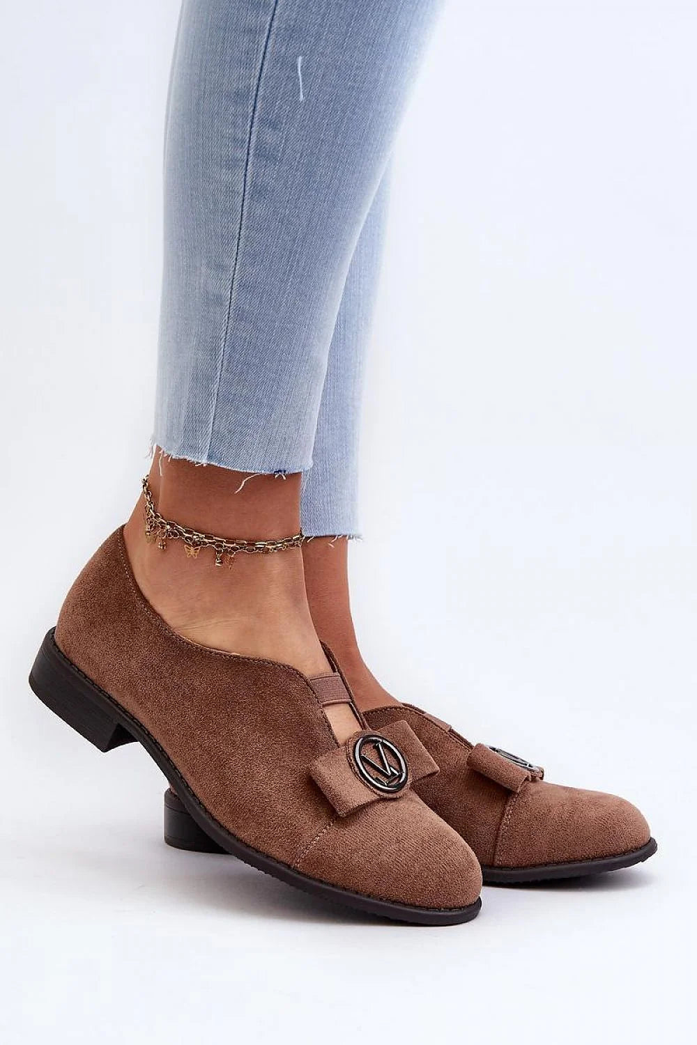 chaussures basses femme élégantes confortables design moderne classique suédine marron mocassins bout rond talon bas semelle caoutchouc noire nœud métallique