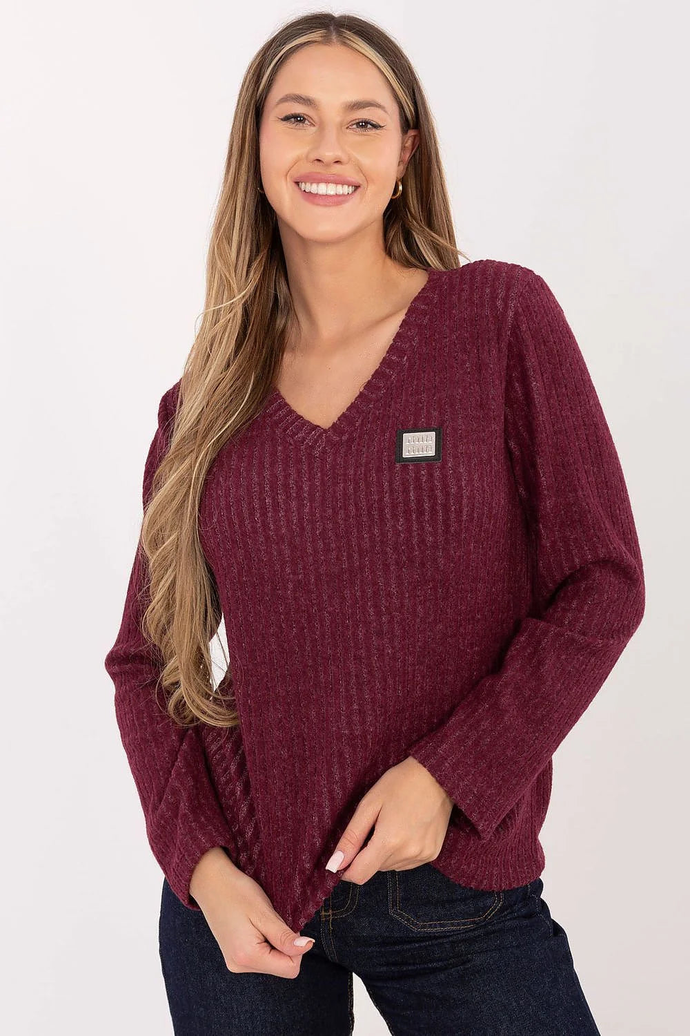 femme pull col V maille côtelée bordeaux profond manches longues coupe droite légèrement ample tissu doux logo métallique