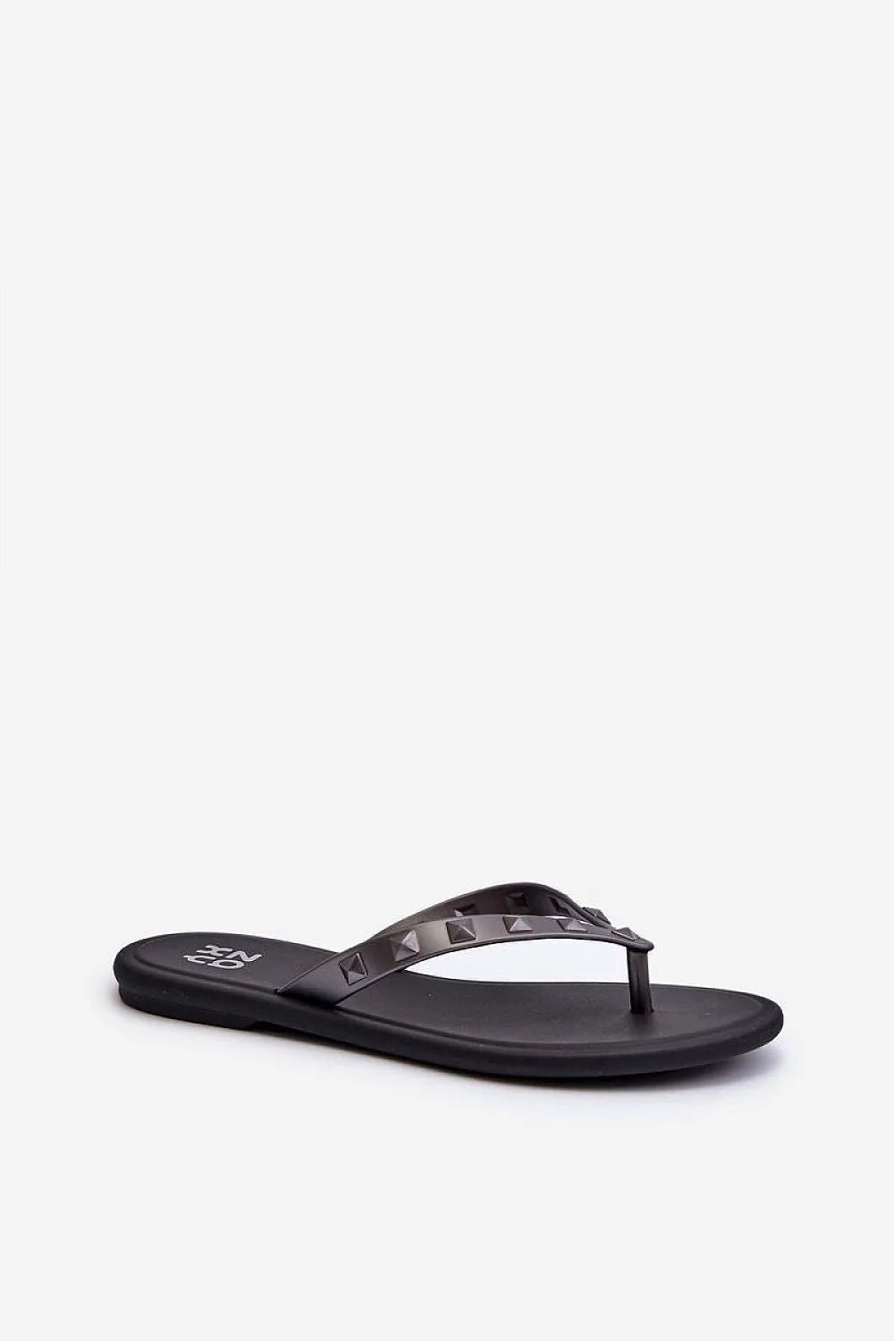 Sandales plates pour femmes style moderne tongs végétaliennes hypoallergéniques semelle plate matériau de haute qualité couleur noire clous métalliques design minimaliste été 2023