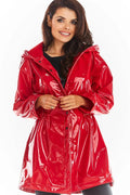 Manteau imperméable femme vinyle rouge vif moderne audacieux coupe ajustée capuche boutons-pression Pologne