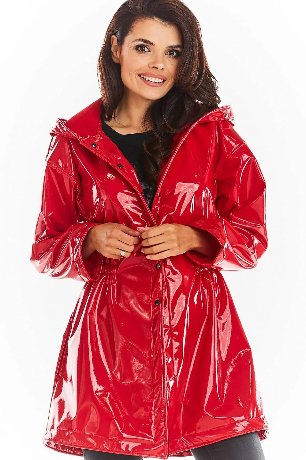 Manteau imperméable femme vinyle rouge vif moderne audacieux coupe ajustée capuche boutons-pression Pologne