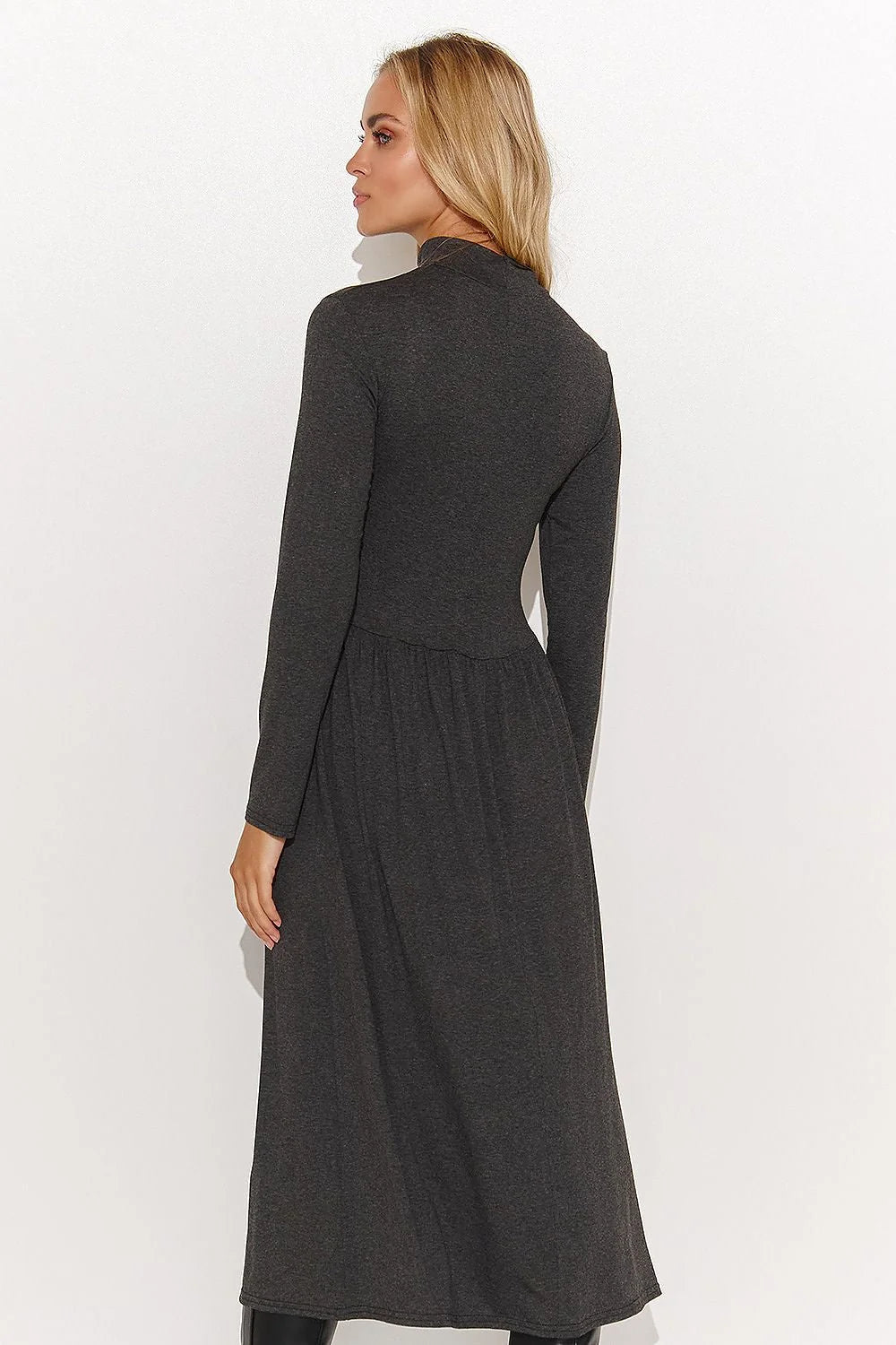 Robe de jour élégante Makadamia manches longues col montant coupe ajustée tissu doux femmes quotidien