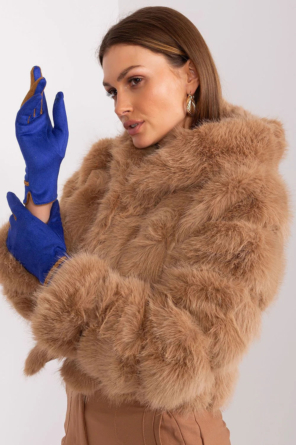 Ensemble mode féminin manteau fourrure synthétique camel gants daim bleu royal tressé poignet finitions élégantes