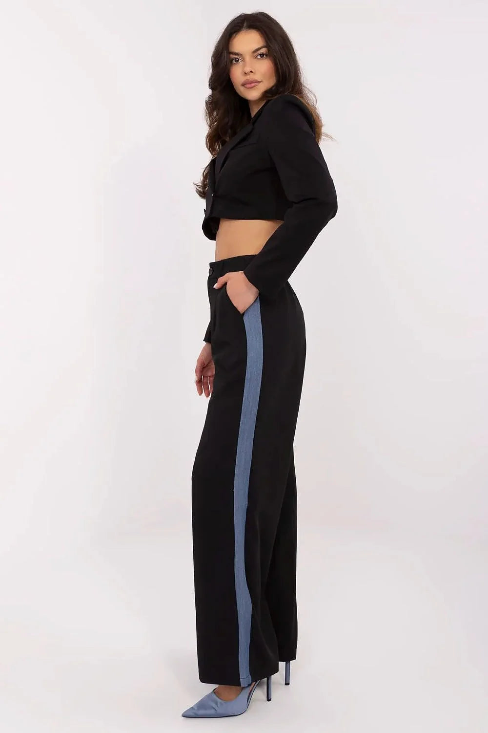ensemble élégant femme blazer court cintré revers crantés manches épaules structurées pantalon large taille haute noir bandes bleu clair chic