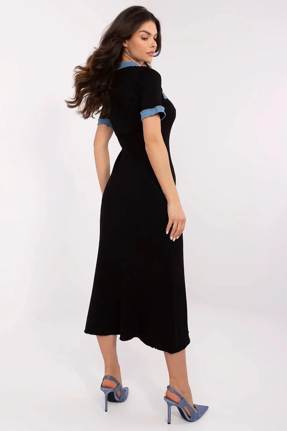 robe midi ajustée buste évasée viscose polyamide maille côtelée noir denim bleu boutons dorés manches courtes