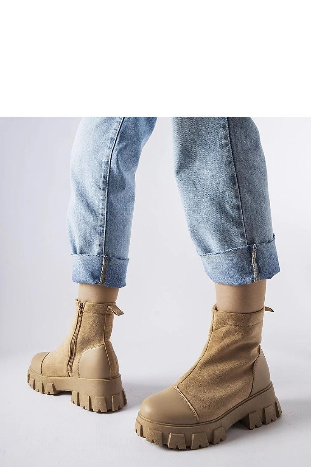 Bottines pour femmes style contemporain robuste tige haute semelle épaisse beige éco-suède zippée détails couture