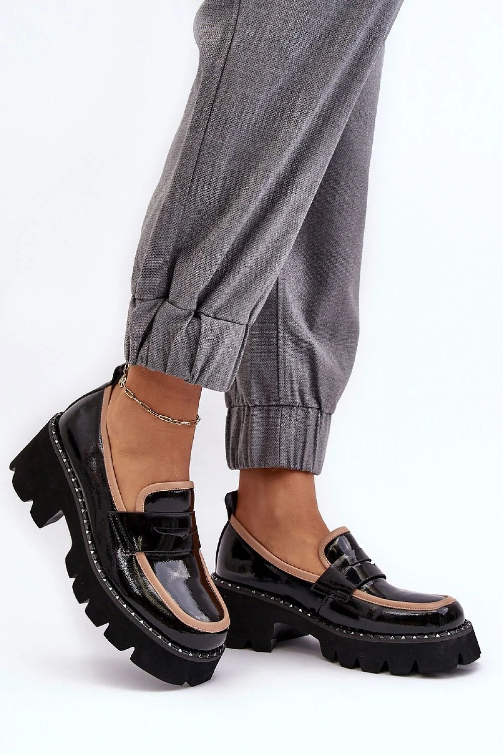 mocassins femme cuir artificiel verni noir liseré beige plateforme épaisse semelle crantée gomme cloutée penny empiècement slingback bout arrondi confort