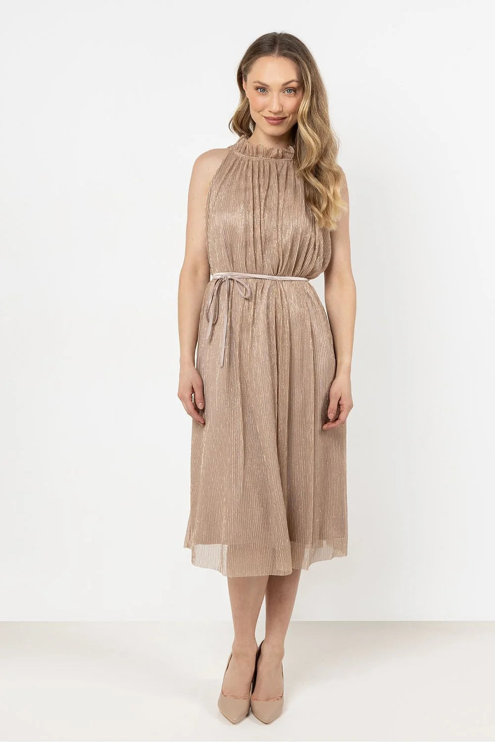Robe de soirée awama élégante beige doré tissu plissé col haut épaules nues longueur mi-longue