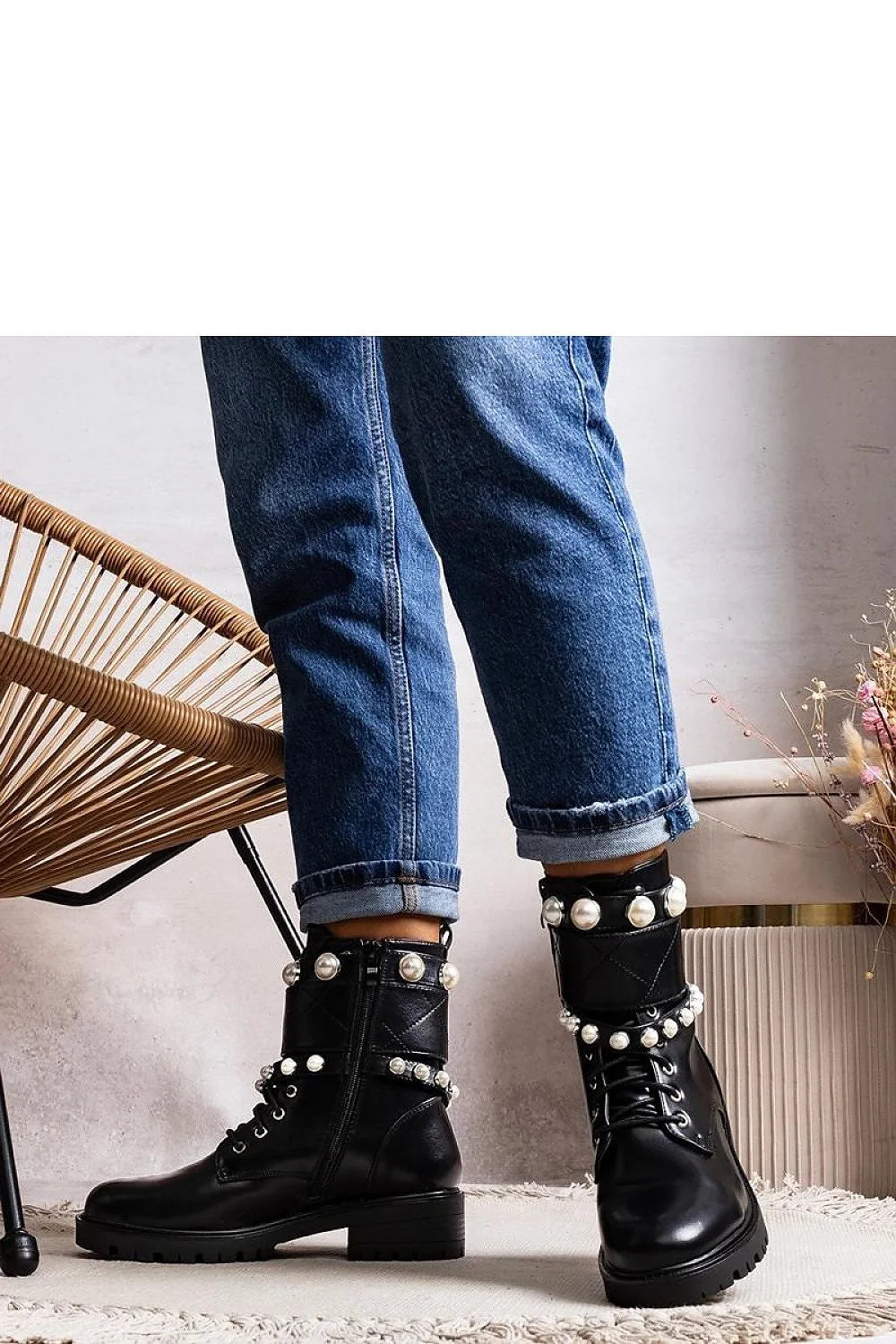 Bottes militaires femmes style robuste contemporain cuir noir perles blanches laces latérales fermeture éclair