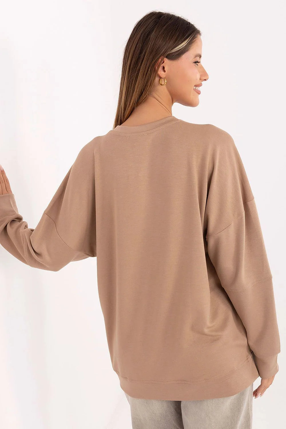 sweatshirt femme oversize col rond camel maille jersey douce boxy manches longues tombantes ourlet droit fentes latérales badge métallique confortable