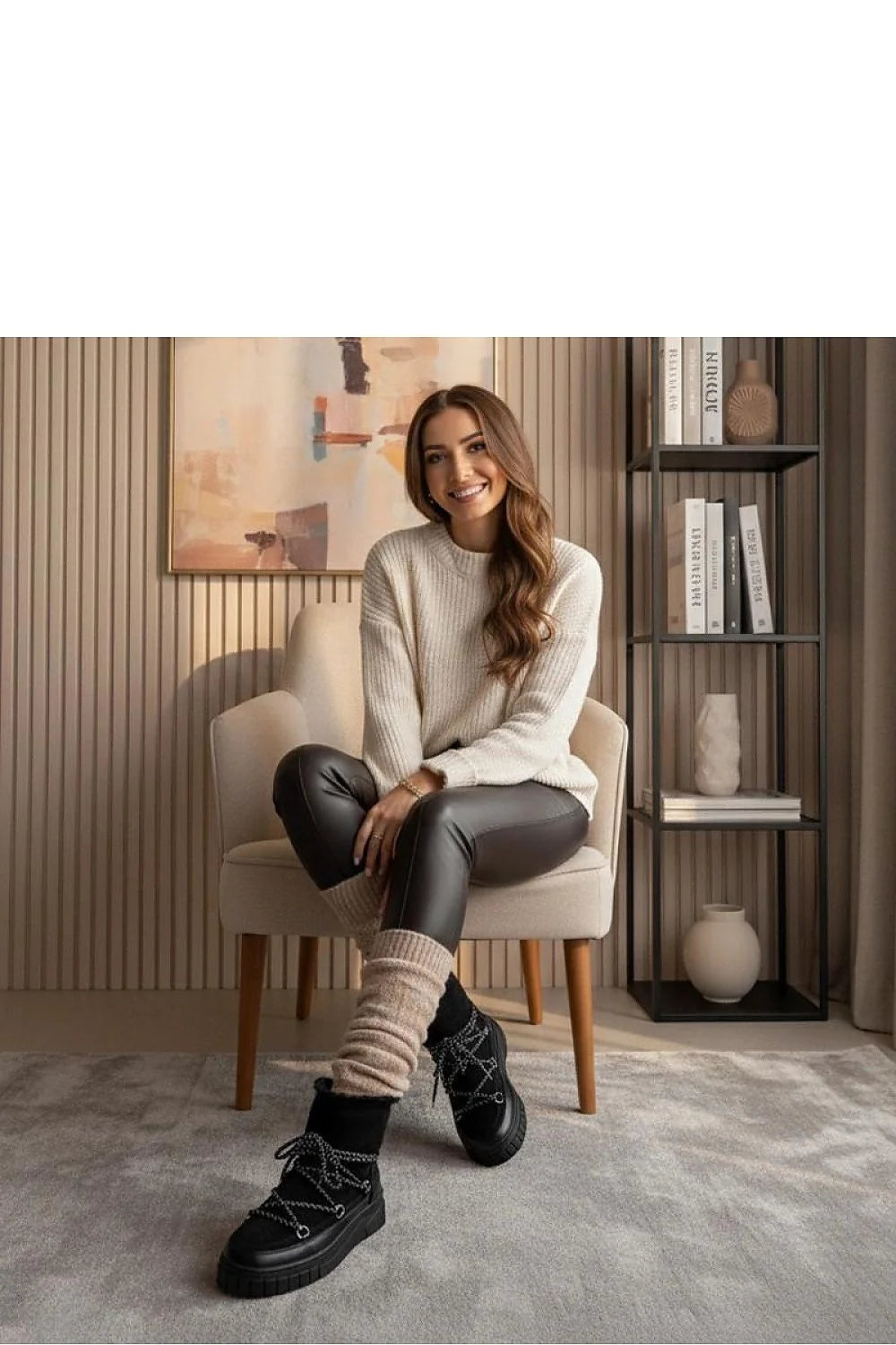bottes neige femme noires lacées doublées fourrure fausse suède empiècements cuir plateforme semelle crantée caoutchouc rembourré œillets tressés
