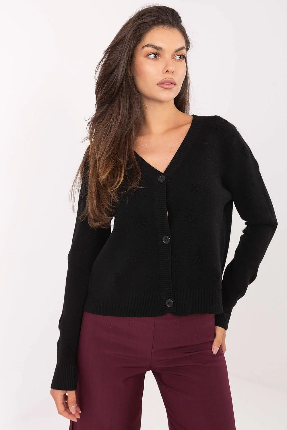 cardigan femme court maille fine noire col V profond boutonnage boutons assortis manches longues coupe droite légèrement ample