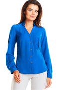 chemise satinée bleu cobalt semiajustée manches longues colV tailleur boutonnage central poche poitrine plissée tissu fluide léger élasthanne professionnel chic