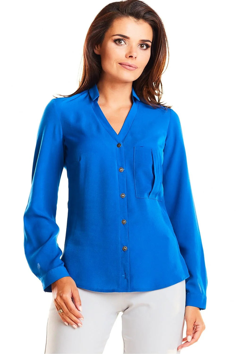 chemise satinée bleu cobalt semiajustée manches longues colV tailleur boutonnage central poche poitrine plissée tissu fluide léger élasthanne professionnel chic