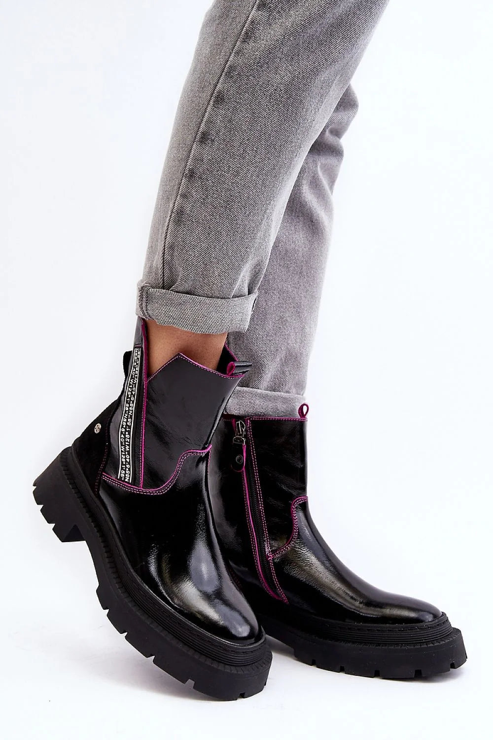 Bottines pour femmes en cuir verni noir et fuchsia, design moderne audacieux, semelle épaisse, talon renforcé, style urbain, longueur cheville, confort optimal, tendance