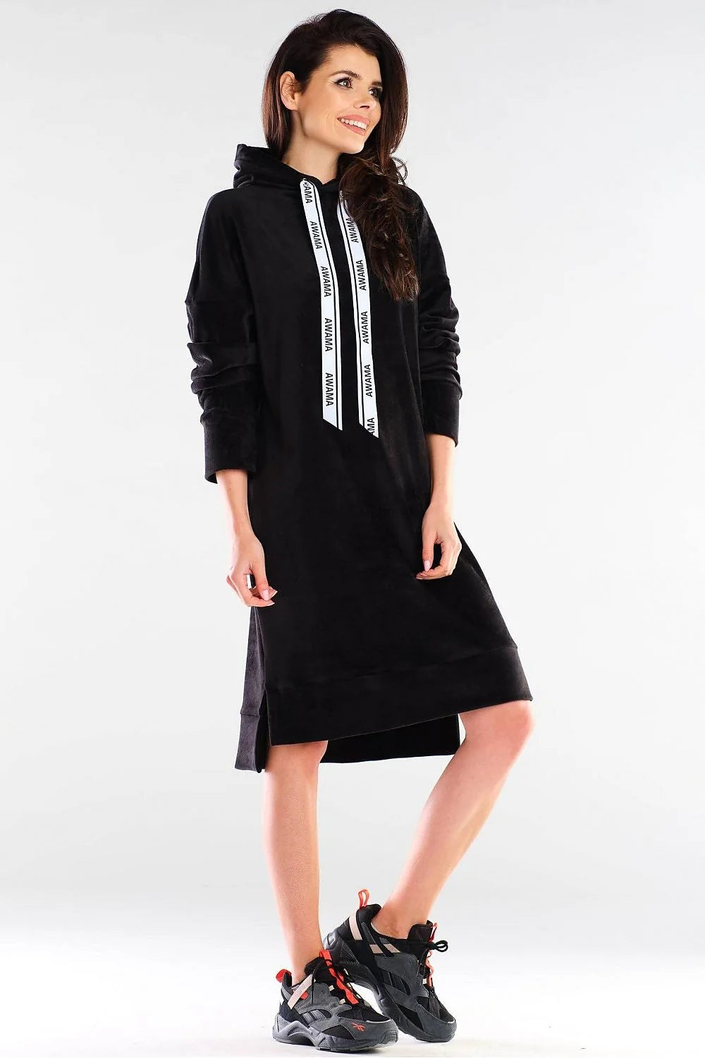 Robe sweat velours noir style urbain chic ample pour femme moderne avec capuche cordons blancs