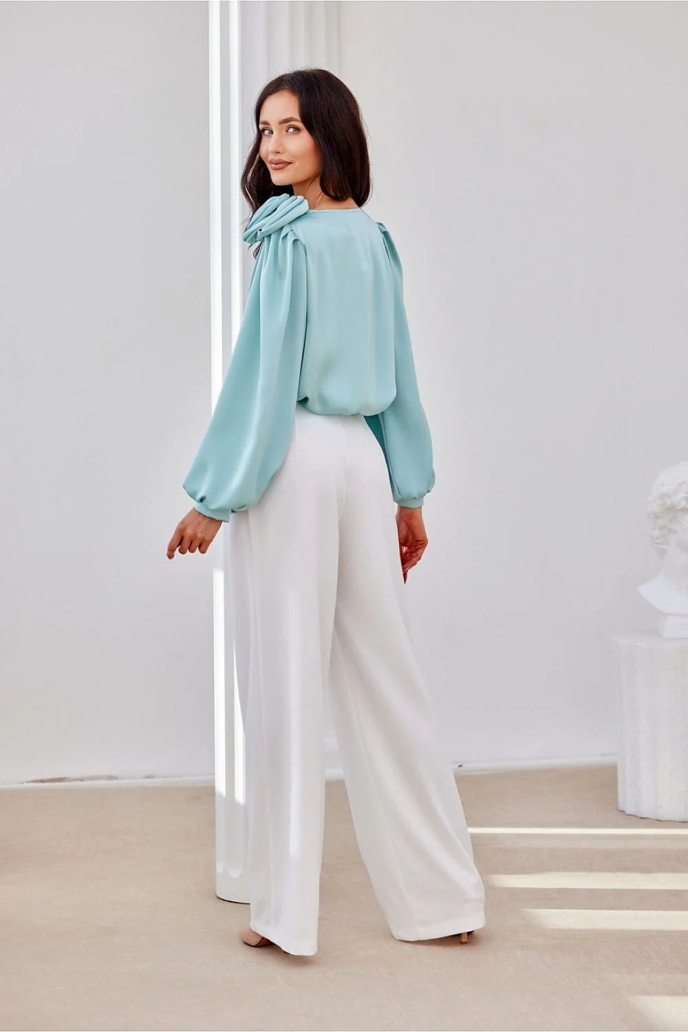 ensemble femme chemisier manches longues satinée menthe col bateau rose appliquée épaule pantalon taille haute évasé blanc plis marqués élégant
