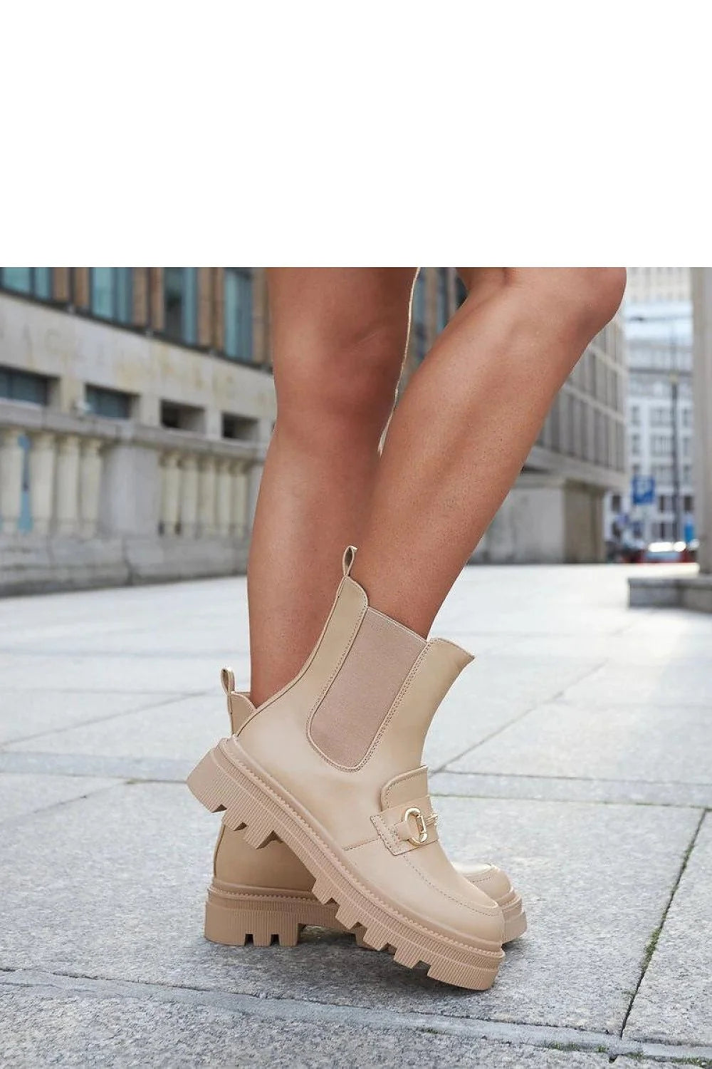 Bottines femme style urbain chic moderne cuir beige élastique latéral semelle épaisse talon haut boucle dorée