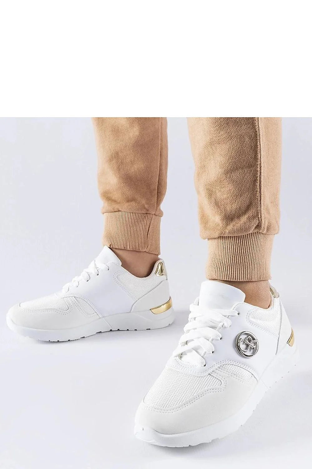 Baskets femmes design moderne style sport-chic matière synthétique confortable semelle caoutchouc durable lacets ajustables