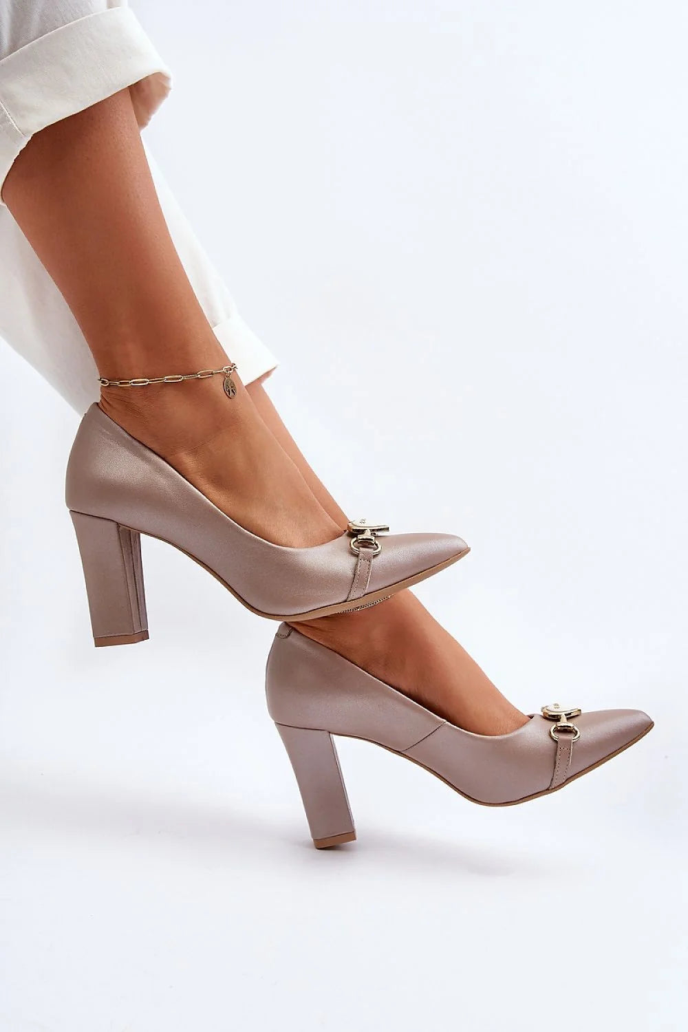 escarpins talon bloc cuir naturel taupe bout pointu fermé haut stable élégant confortable ornement métal cœur bracelet cheville