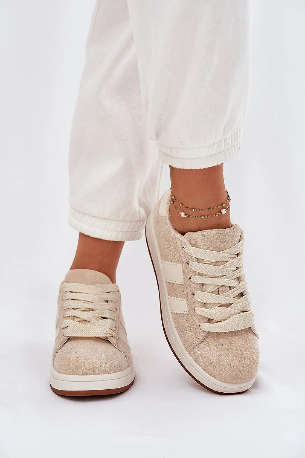 Chaussures de sport pour femmes design moderne cuir suédé éco-friendly confort maximal style casual-chic beige doré