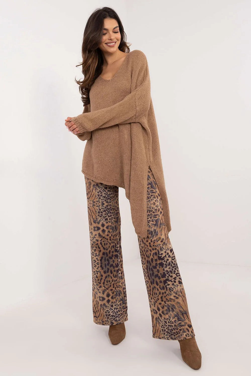 Pull Och Bella pour Femme en Polyacrylique et Viscose, Coupe Asymétrique, Manches Longues, Style Relâché, Couleur Camel