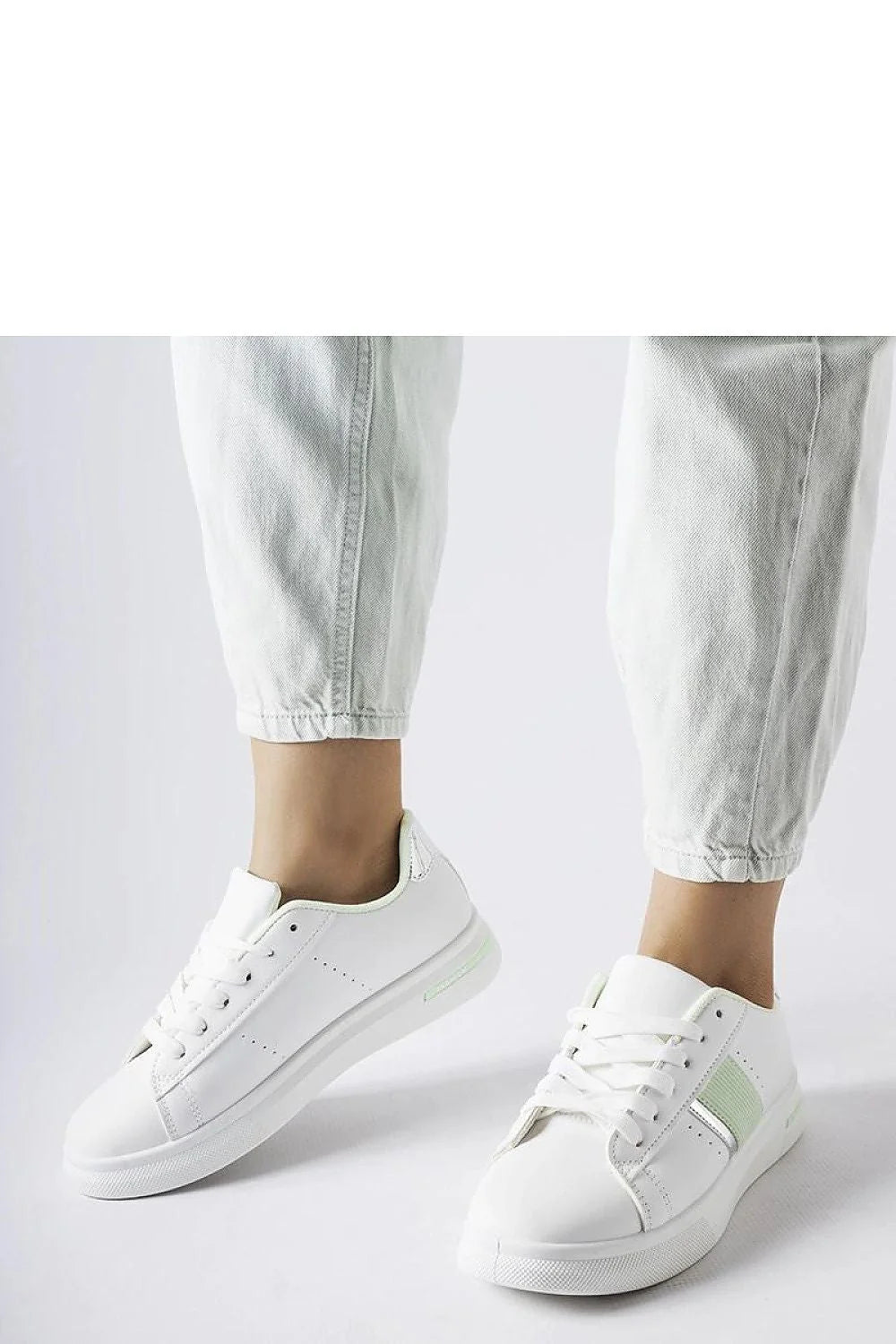 Chaussures de sport pour femmes design moderne blanches accent vert pâle lacets perforations respirabilité confort quotidien