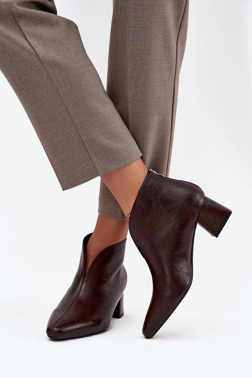 bottines femme cuir écologique marron foncé bout amande talon colonne stable mi hauteur fermeture éclair arrière minimaliste silhouette effilée chic