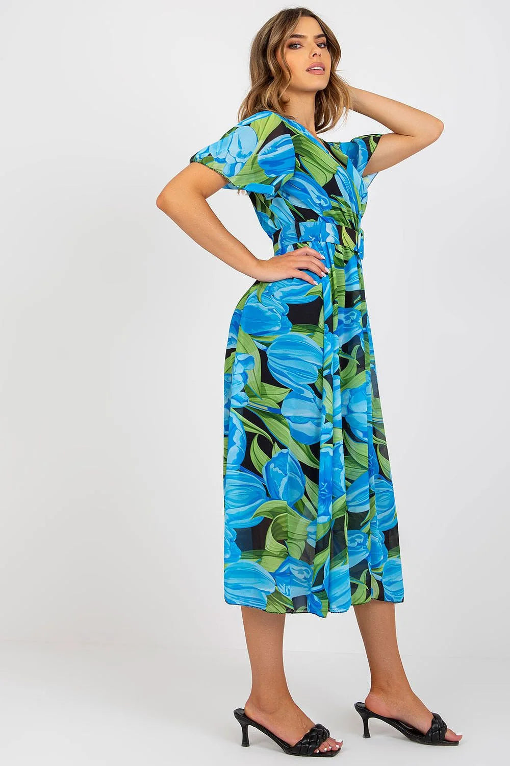 Robe de jour style floral manches courtes coupe évasée détails fins tissu léger confortable femme