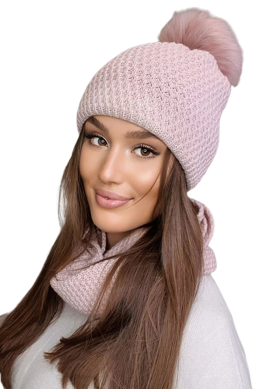 ensemble bonnet écharpe maille épaisse pompon rose pâle femme hiver chaud douillet élégant tendance chic confortable