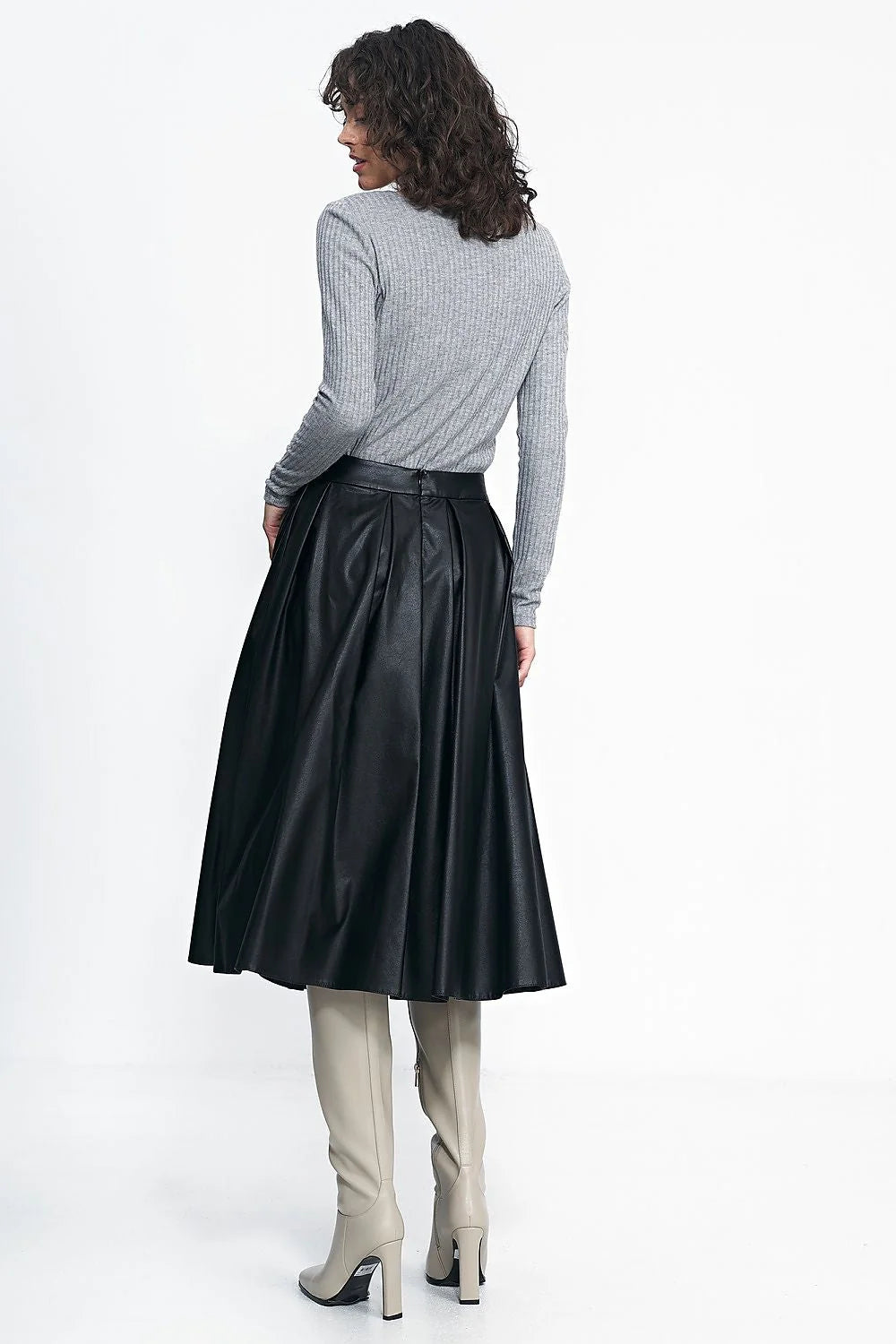 Jupe midi noire en similicuir ajustée avec ceinture plissée pour femmes, look élégant automne hiver