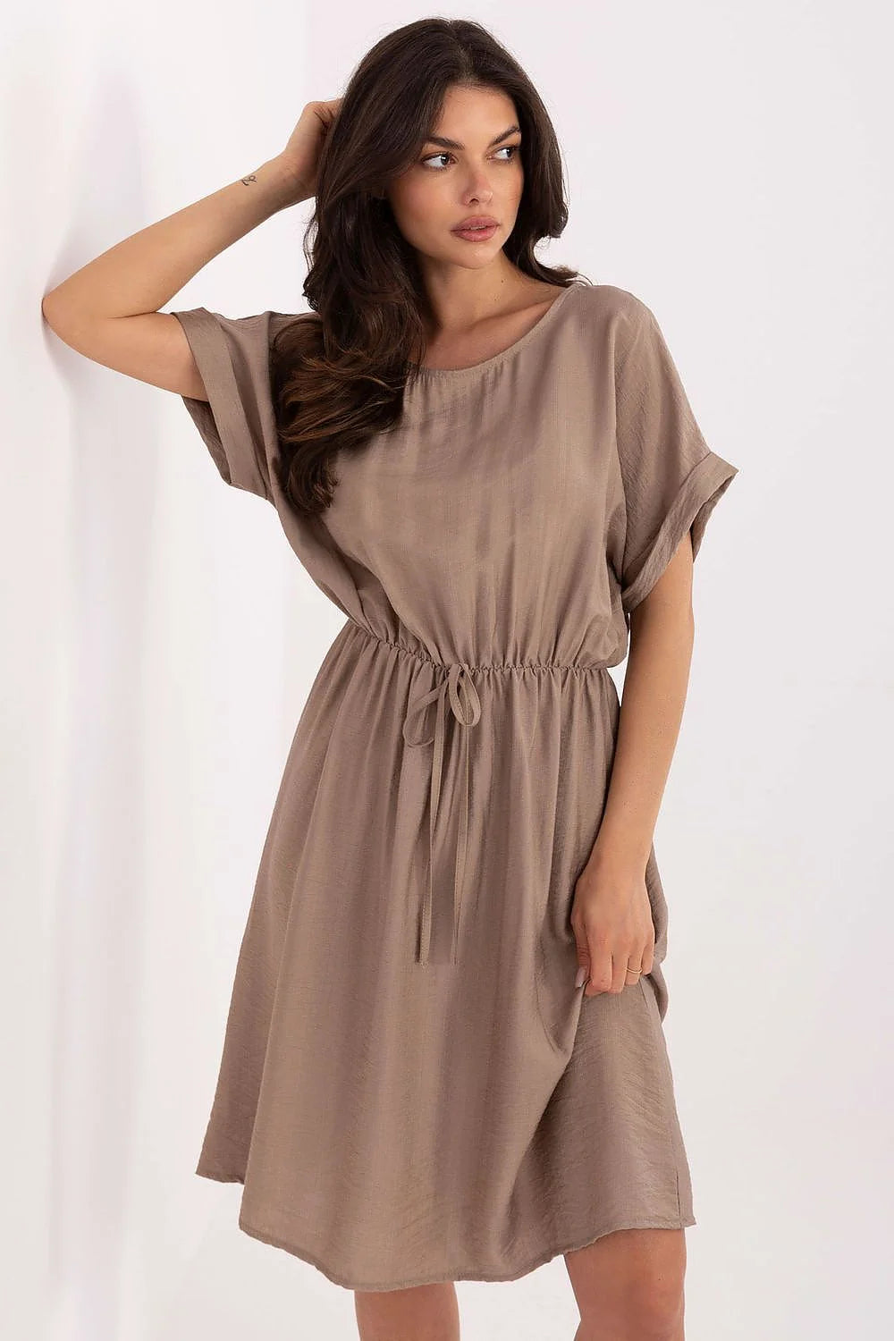 Robe taupe élégante coupe ample viscose manches courtes ceinture nouée genou longueur femme occasion journée soirée