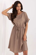 Robe taupe élégante coupe ample viscose manches courtes ceinture nouée genou longueur femme occasion journée soirée