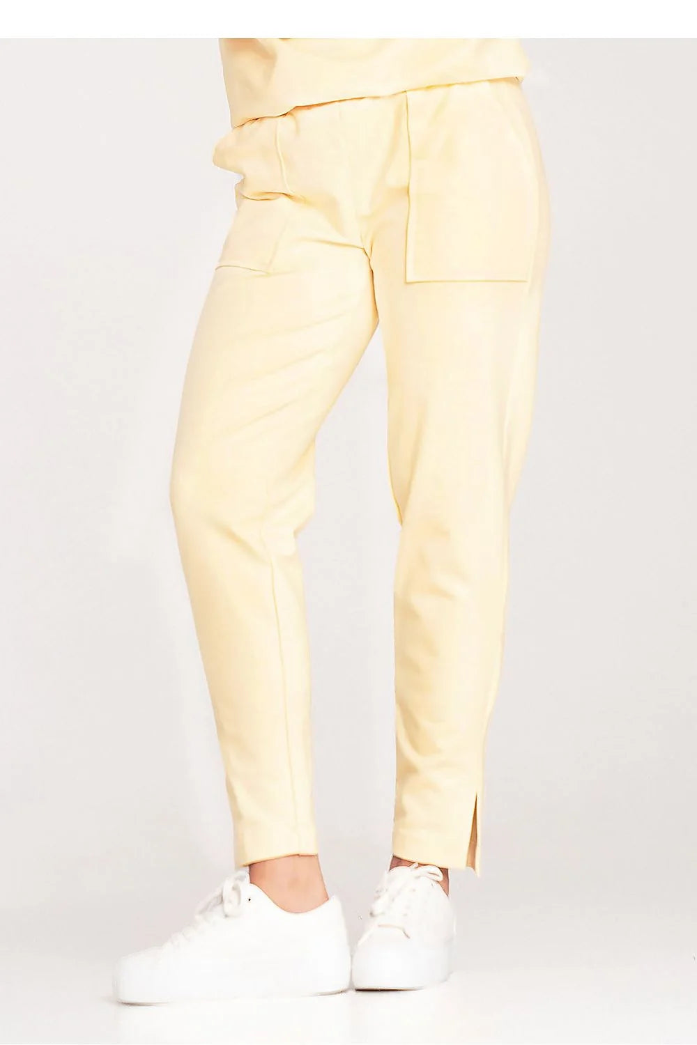 Pantalon survêtement moderne élégant pour femme en coton élasthanne couleur jaune pâle coupe ajustée jambe fuselée poches asymétriques taille élastique