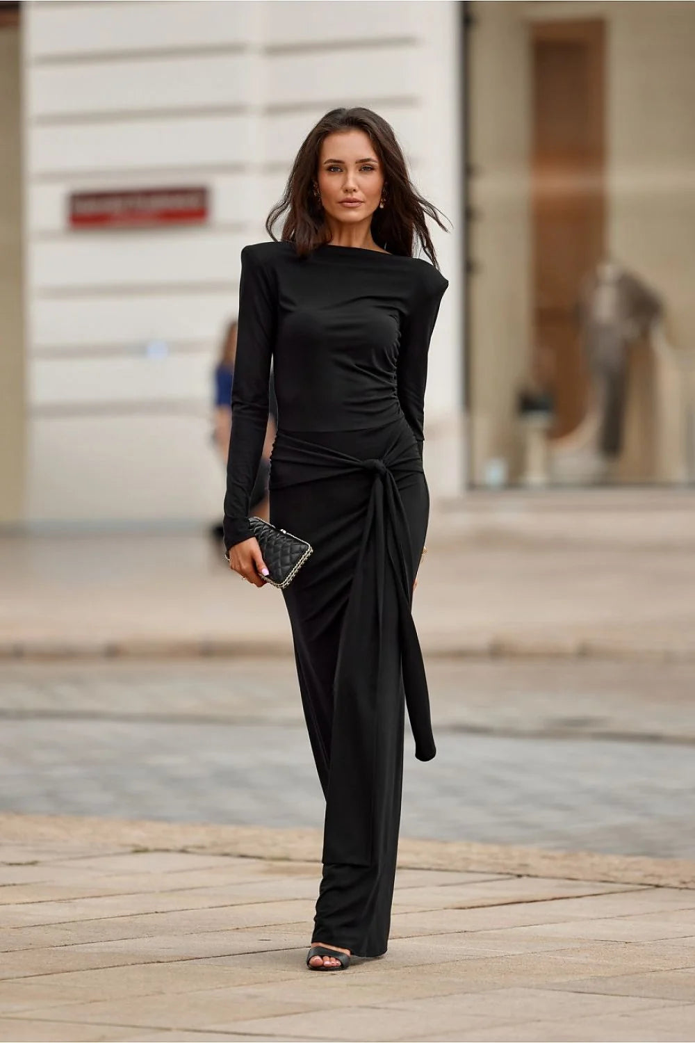 robe longue noire manches longues ajustée encolure bateau taille cintrée ceinture noeud drapé jersey extensible jupe maxi évasée