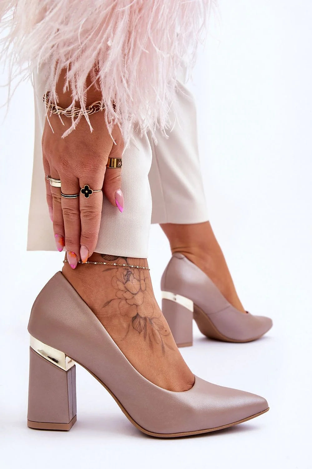 Escarpins élégants talon large design moderne nude cuir naturel semelle confortable femme occasion formelle