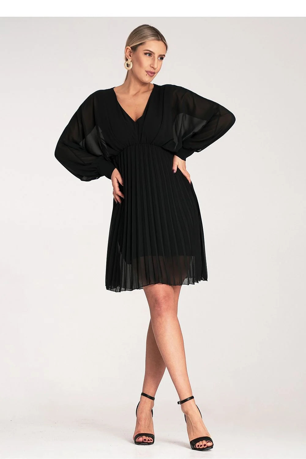 robe cocktail noire mousseline transparente doublée viscose décolleté V manches bouffantes poignets ajustés cintrée empire jupe plissée évasée courte élégante