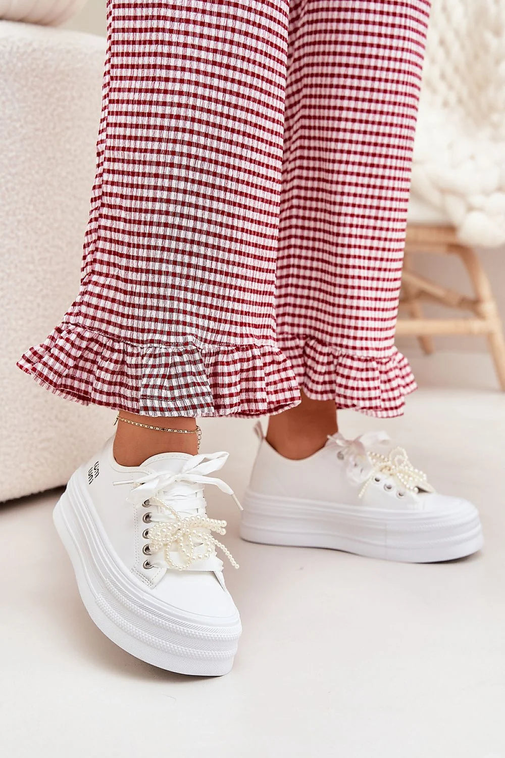 baskets femme similicuir blanche lisse plateforme épaisse compensée lacets perles noeud oeillets metalliques coutures visibles semelle interieure confortables polyvalentes