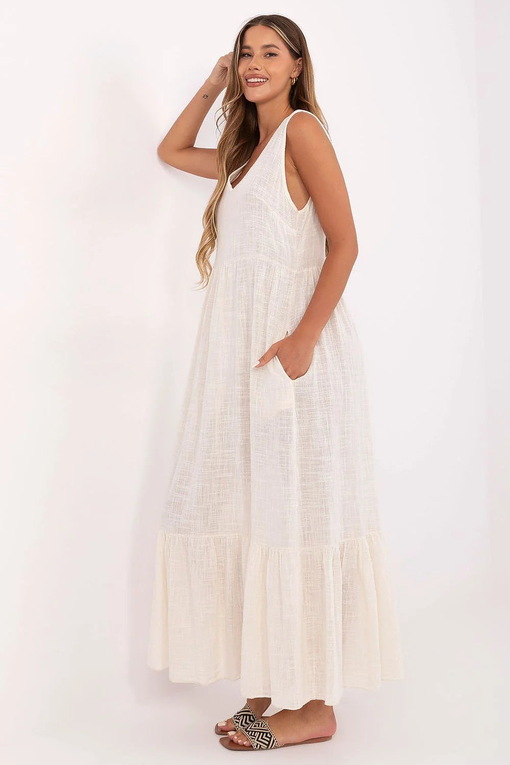 Robe de jour Och Bella longue évasée couleur blanche en coton V-neck sans manches volant bas plage promenade été