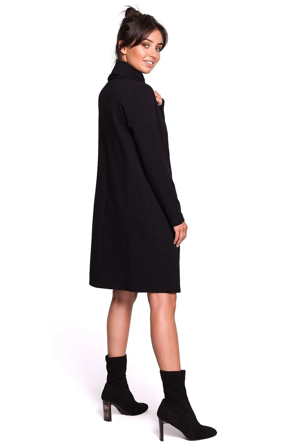 Robe noire coton élasthanne chic casual manches longues col cheminée pour femmes modernes élégantes