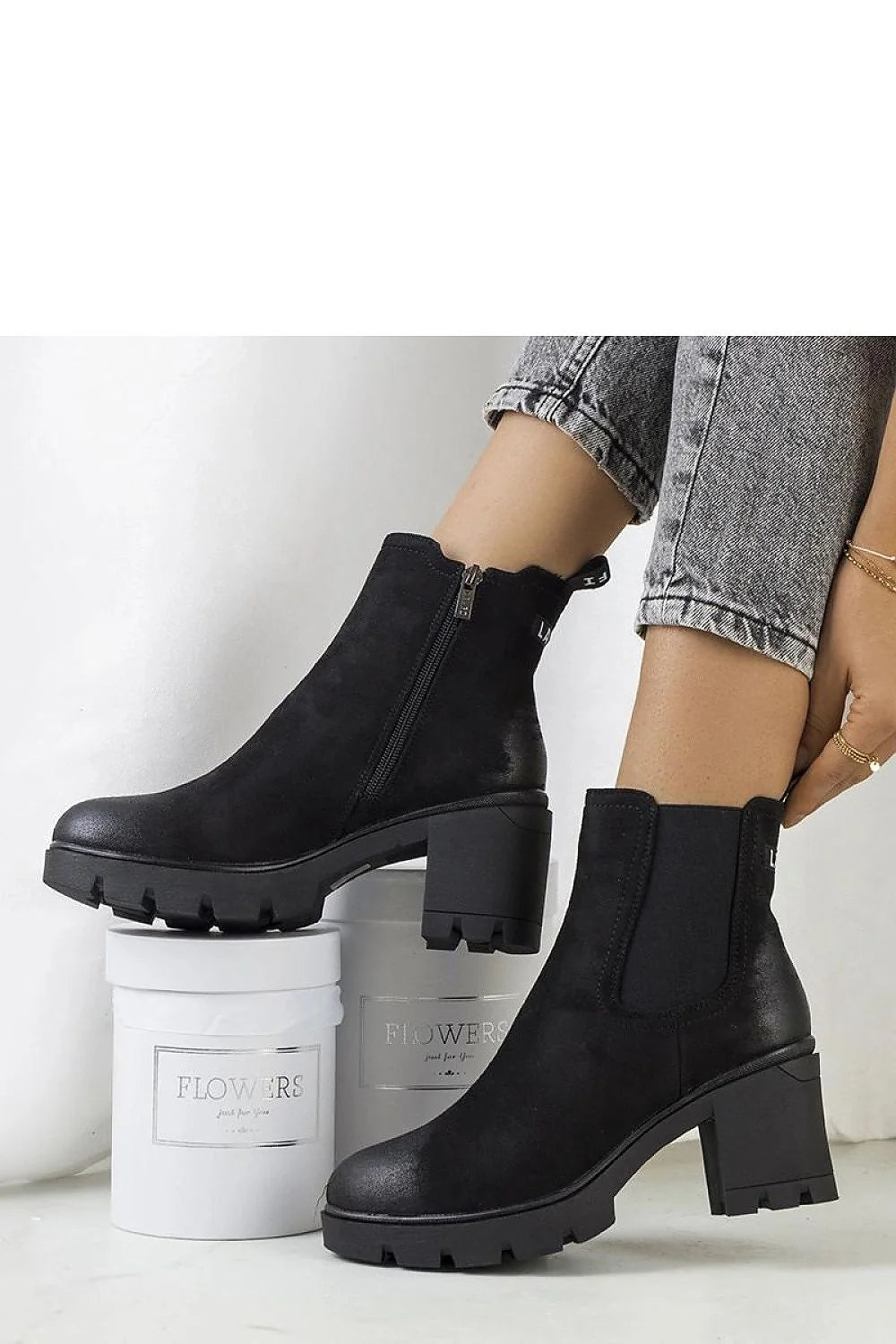 Bottines Chelsea noires en daim à talon bloc 5cm élastiques latérales fermeture éclair talon carré femme confortables occasionnels intemporels