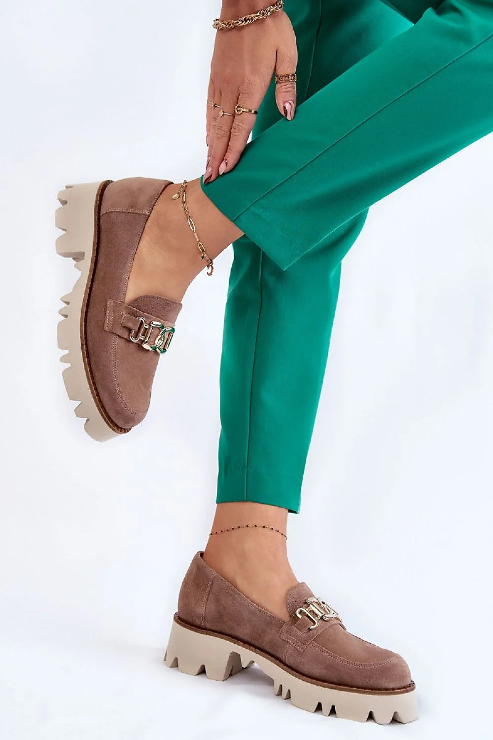 Mocassins en daim beige style élégant détails chaîne dorée semelle épaisse cuir naturel femmes confortable polyvalent