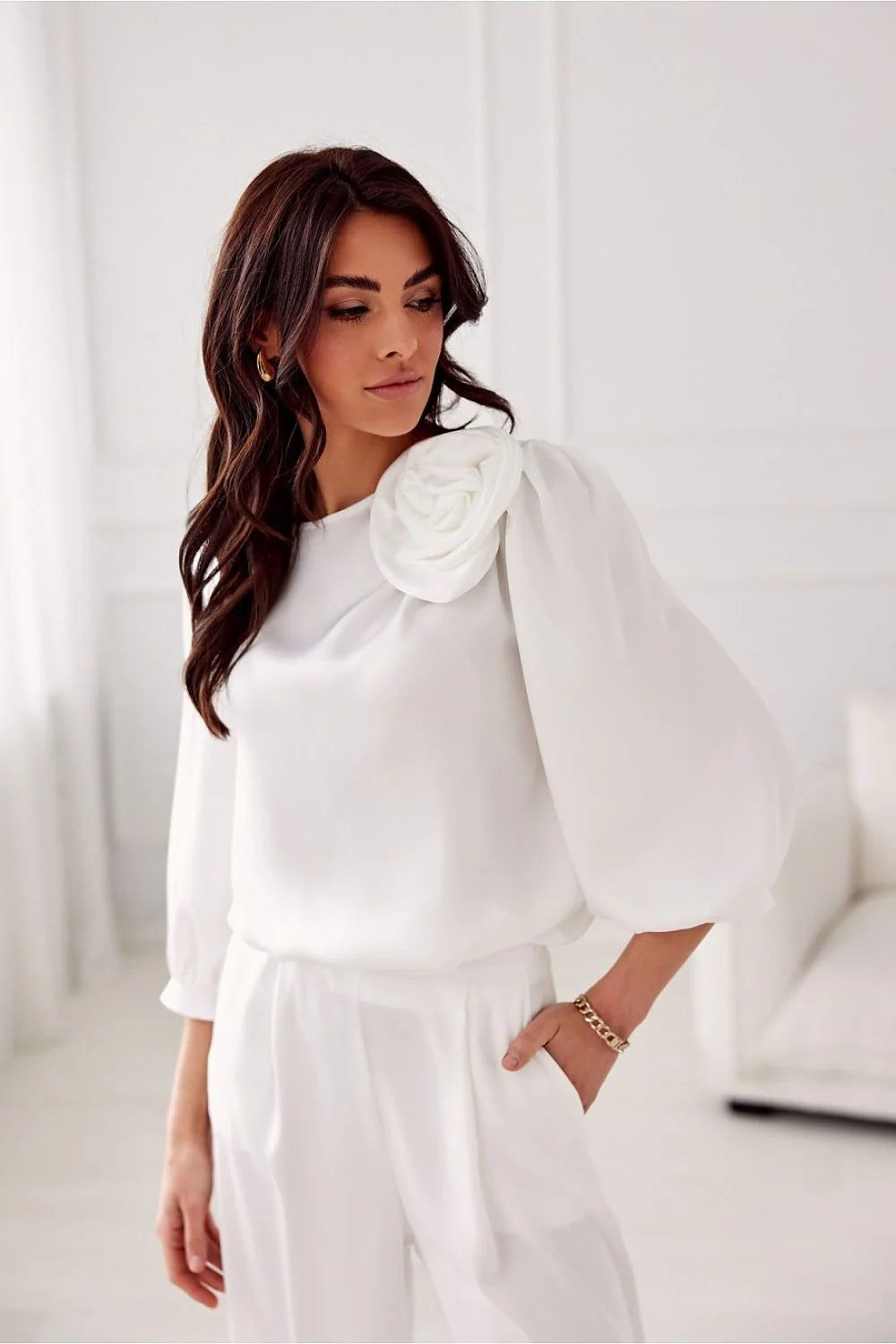 Ensemble féminin élégant haut manches ballon fleur décorative pantalon taille haute blanc immaculé occasion spéciale femmes