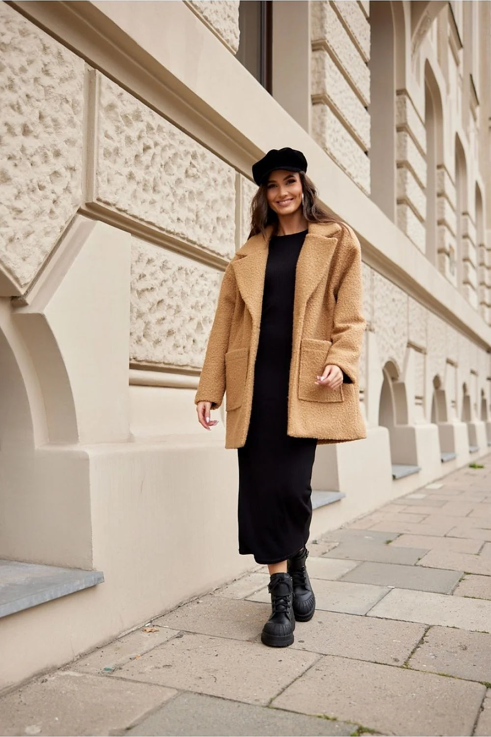 Veste longue pour femme design contemporain élégant coupe oversize matériau teddy color camel doublée poches plaquées finitions soignées occasions automne printemps
