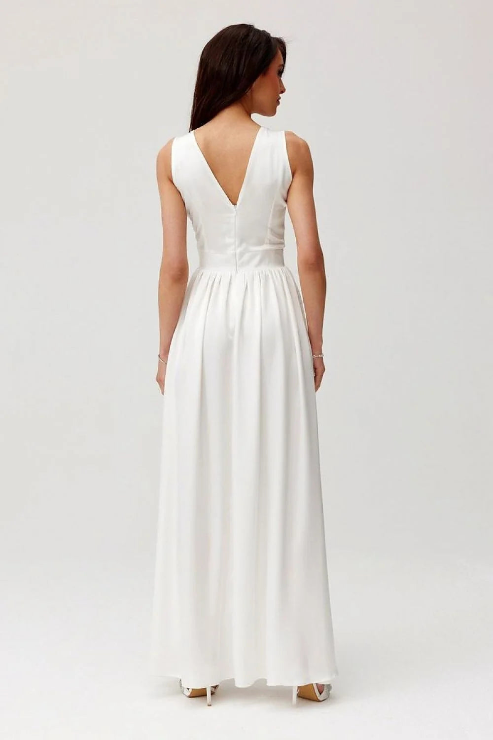 Robe de cocktail longue élégante sans manches en satin blanc fente haute détail floral dos nu soirée mariage
